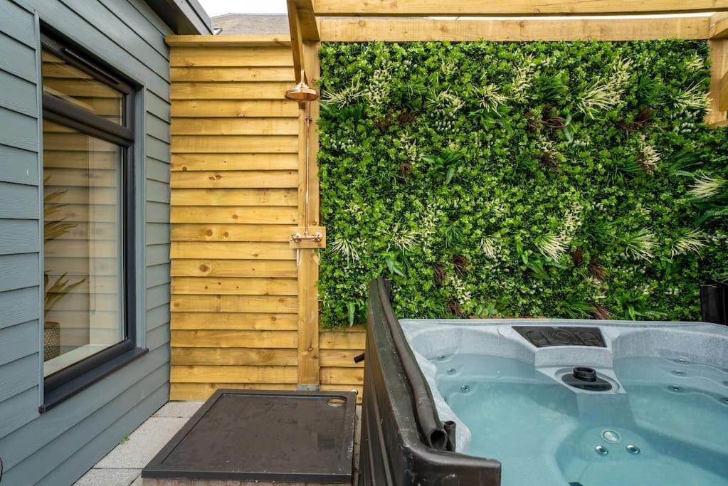 With Hot Tub Near Knockhill Holiday home