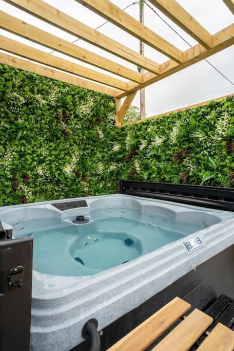 With Hot Tub Near Knockhill *