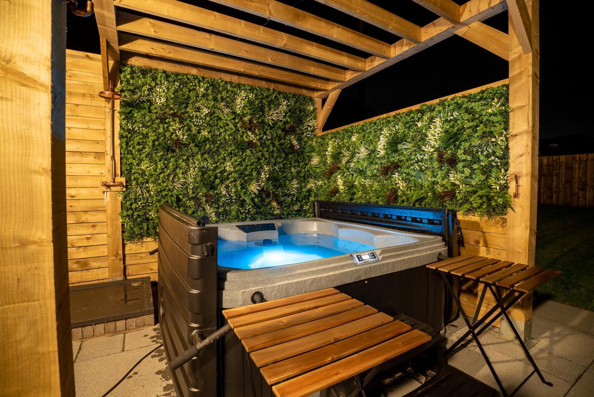 With Hot Tub Near Knockhill *